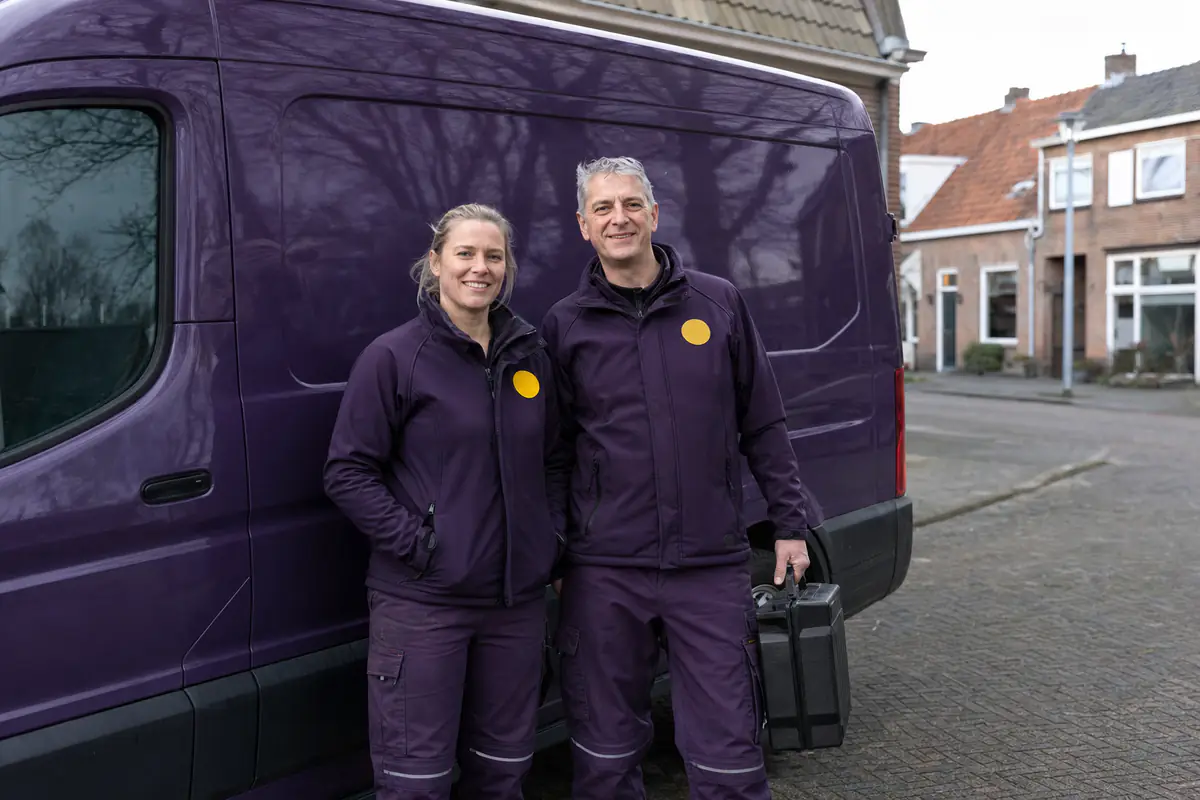 Twee vakmensen van De Slotenmaker van Bergen op Zoom bij hun servicebus