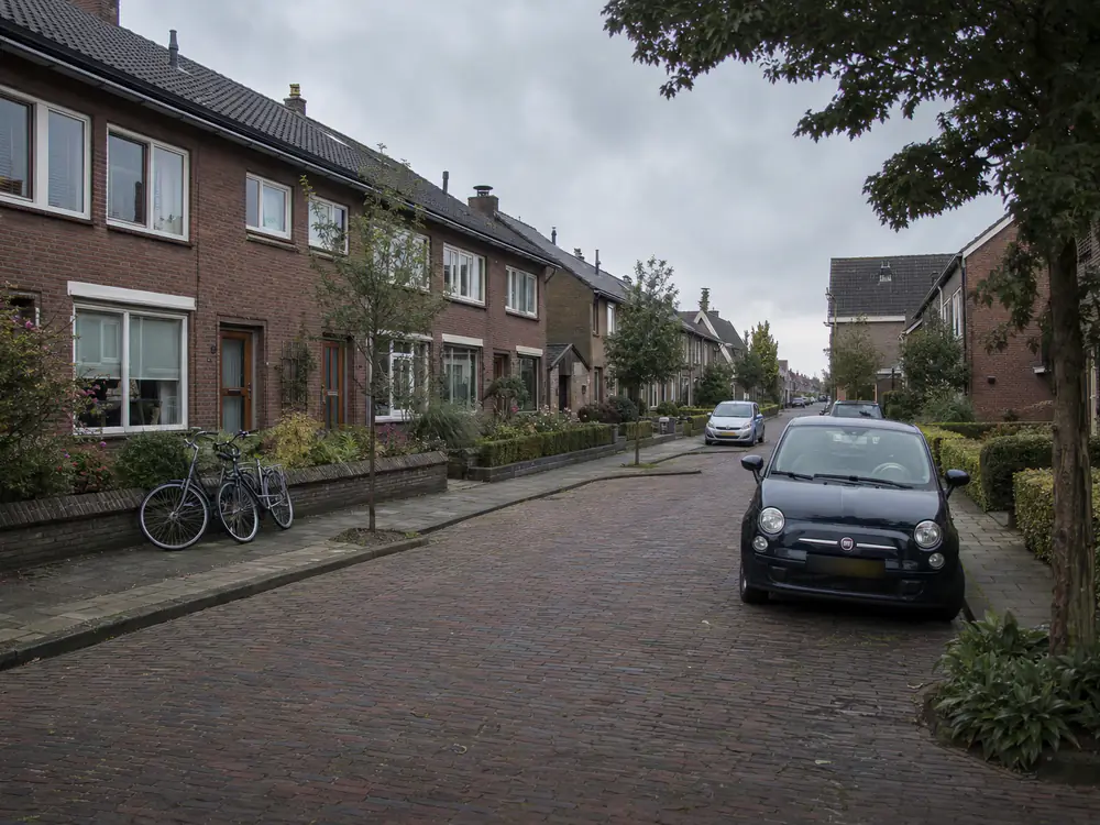 Woonstraat met bakstenen rijtjeshuizen in Bergen op Zoom